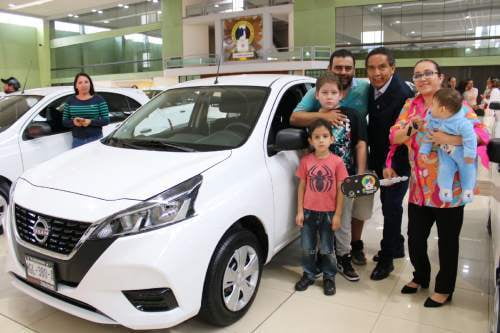 Celebra SMSEM la entrega de automóviles nuevos a ganadores de las rifas del Día del Maestro